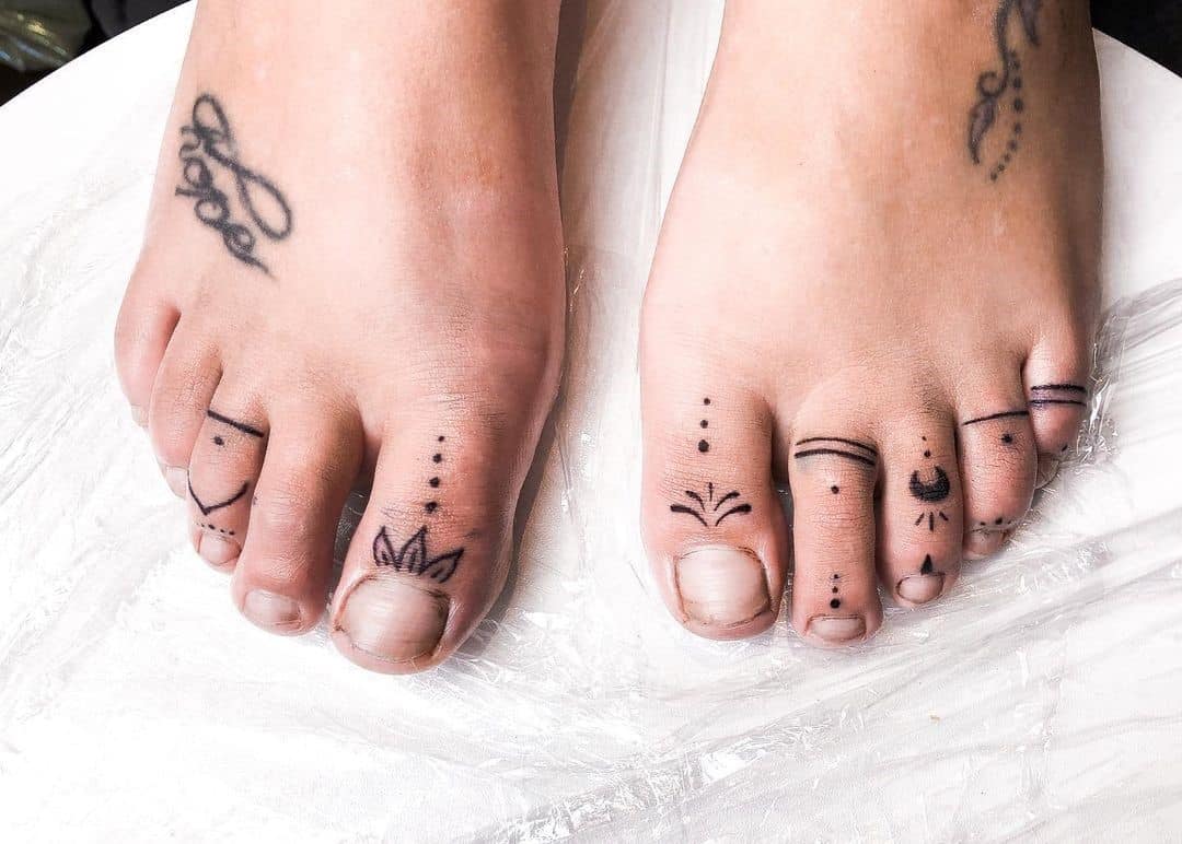 Tatuaje en el pie, tinta negra 