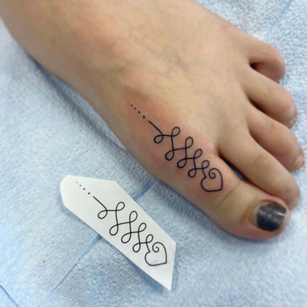 Tatuaje en el pie, tinta negra artística 