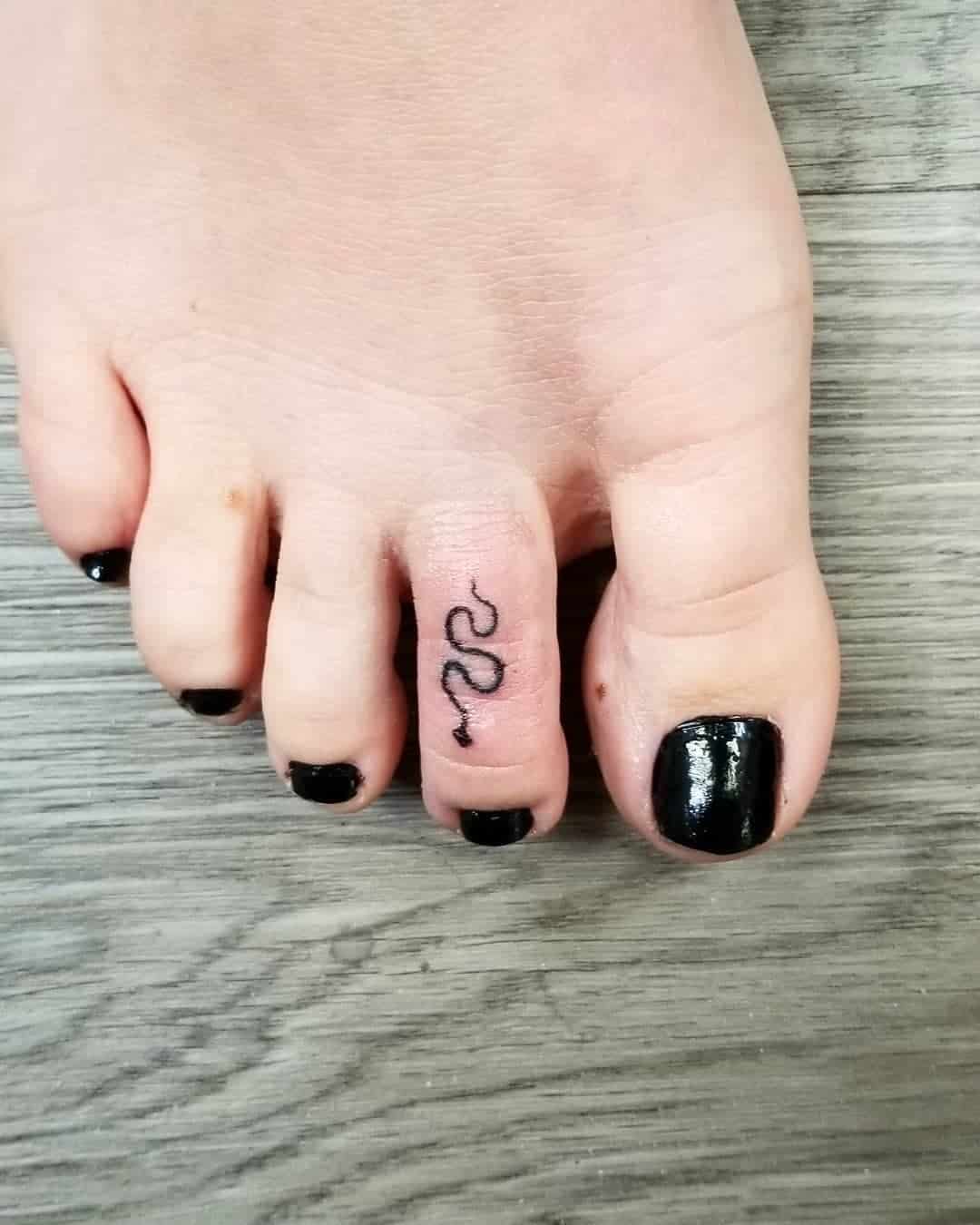 Pequeño tatuaje delicado del dedo del pie 
