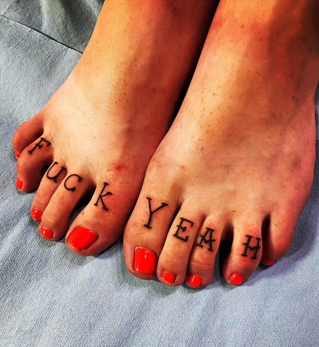 Detalles de los tatuajes del dedo del pie 