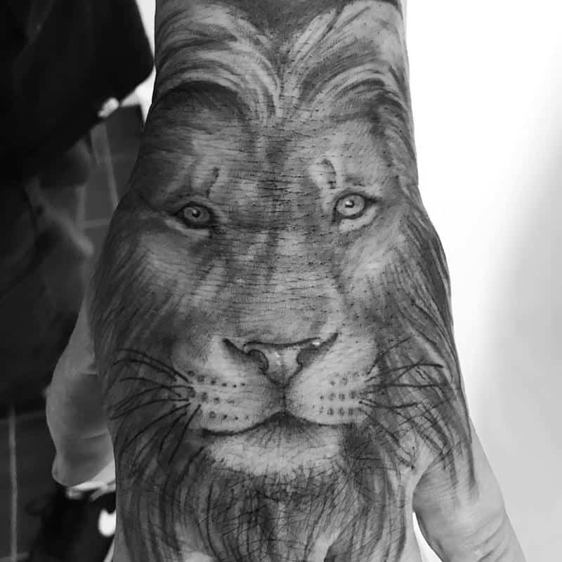 Tatuajes de leones realistas en la mano 1