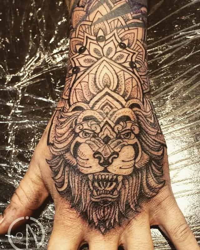 Tatuaje de león con corona 1