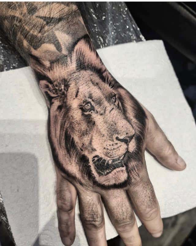 El tatuaje de la cara del león 2