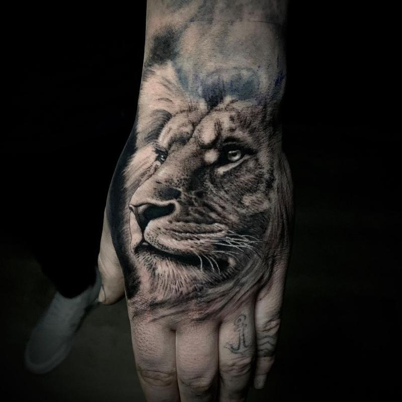 Tatuajes de leones realistas en la mano 2