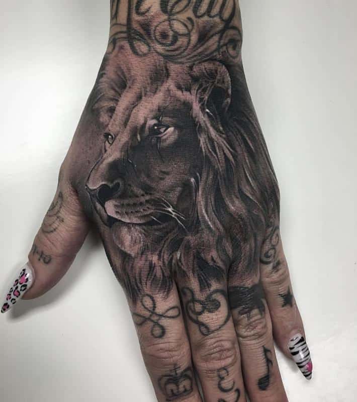 Tatuaje de león femenino 1