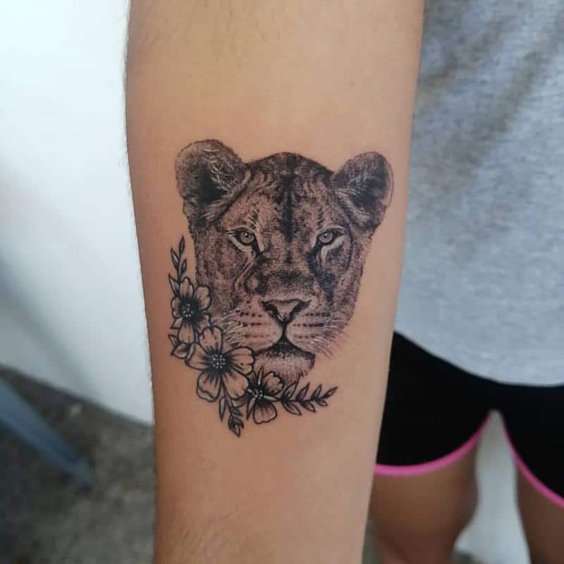 Tatuaje de león femenino 2