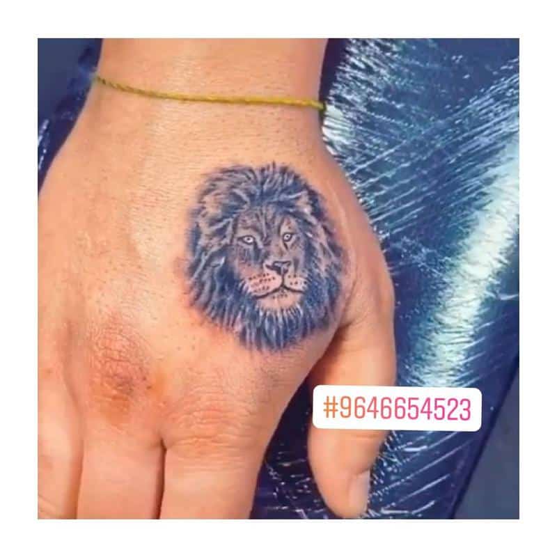Pequeño tatuaje de león mínimo 1