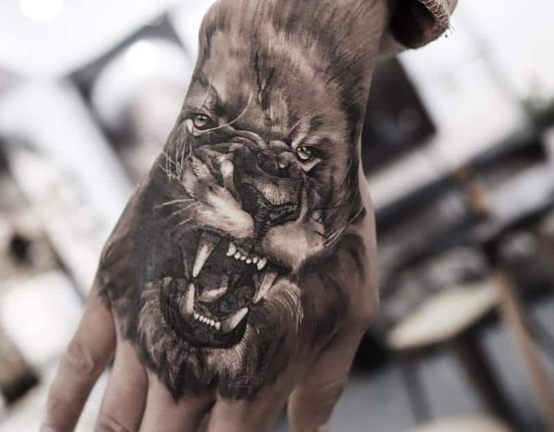 Tatuaje de león con ojos azules 1