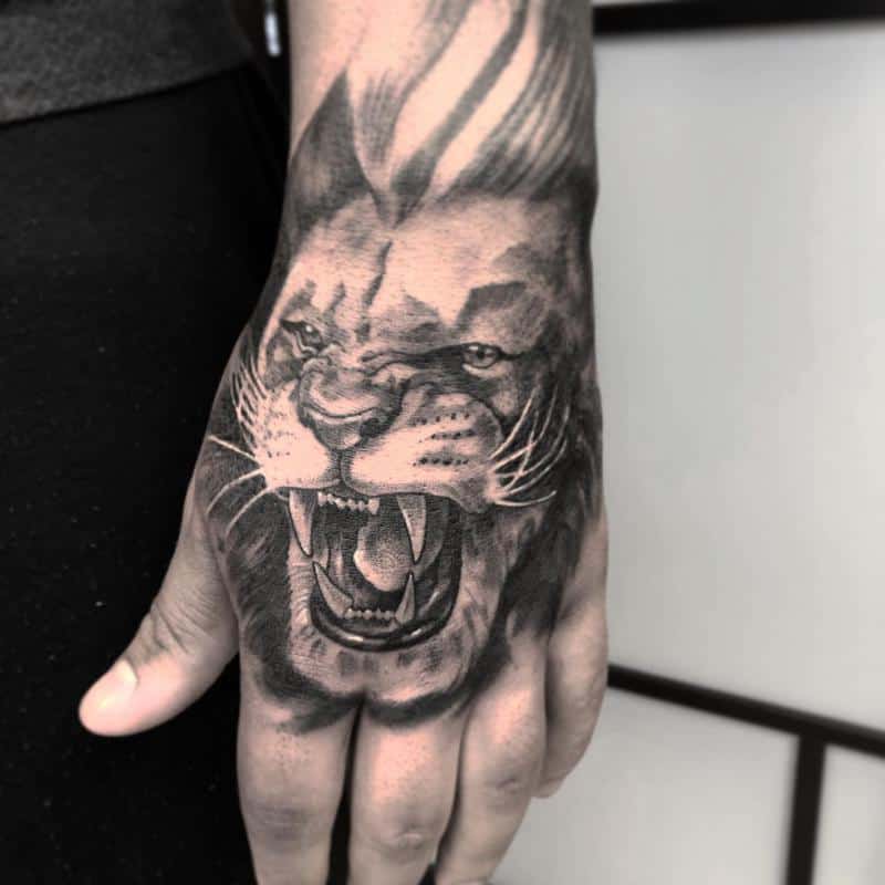 Tatuaje de león rugiente 1