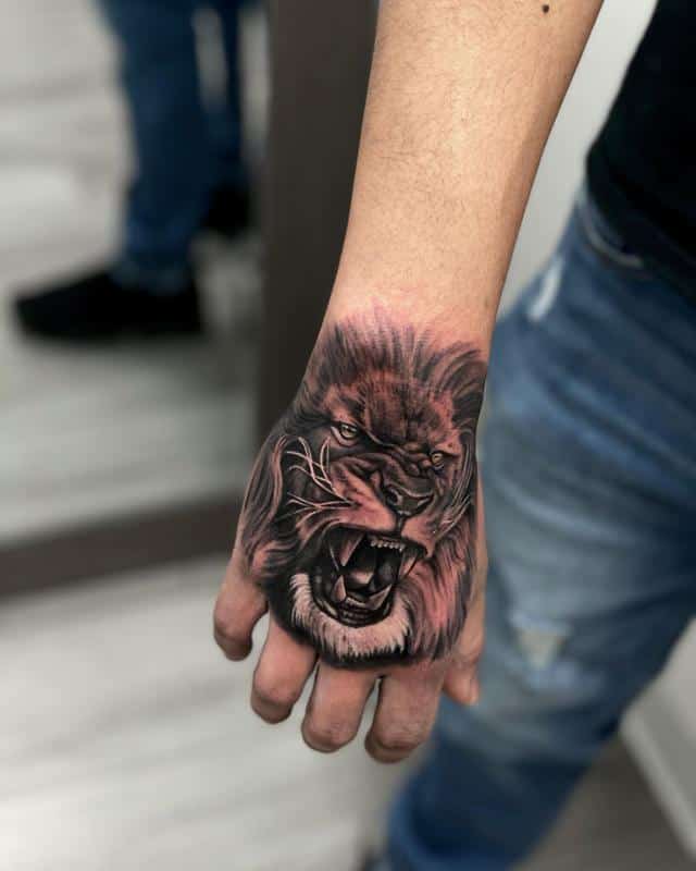 Tatuaje de león rugiente 2