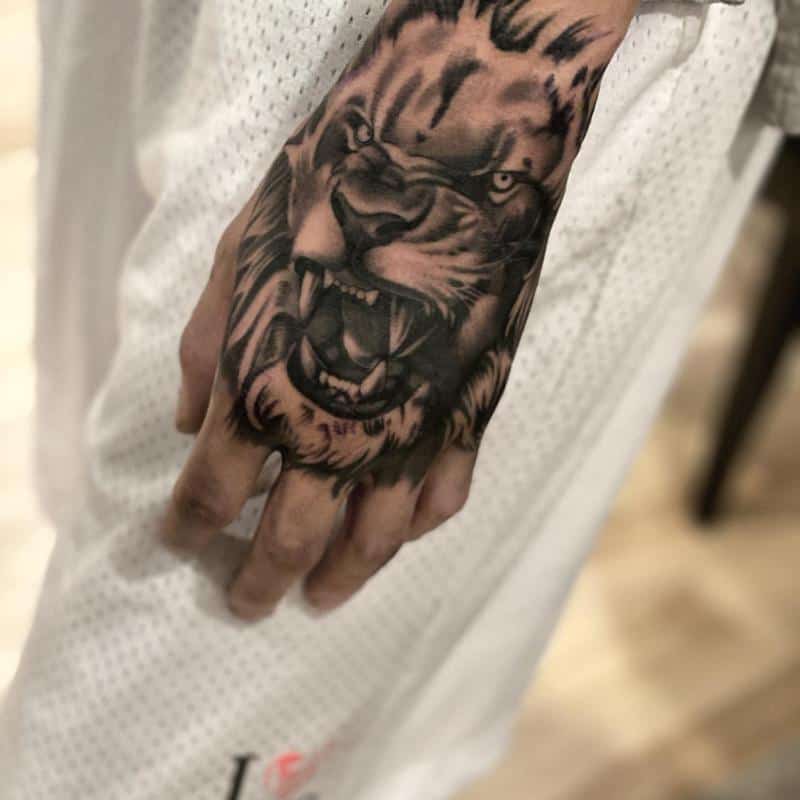 Tatuaje de león rugiente 3