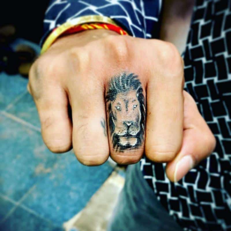 Tatuaje de dedo de león 3