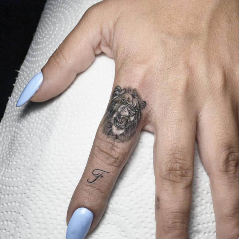 Tatuaje de dedo de león 1