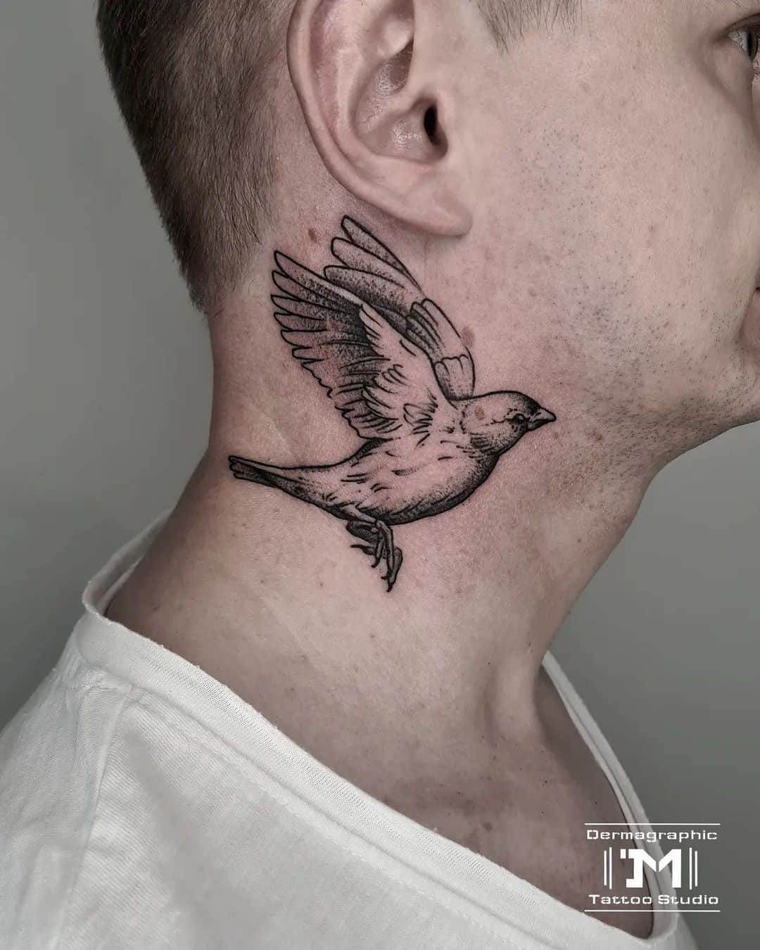 Tatuaje de gorriones en el cuello 