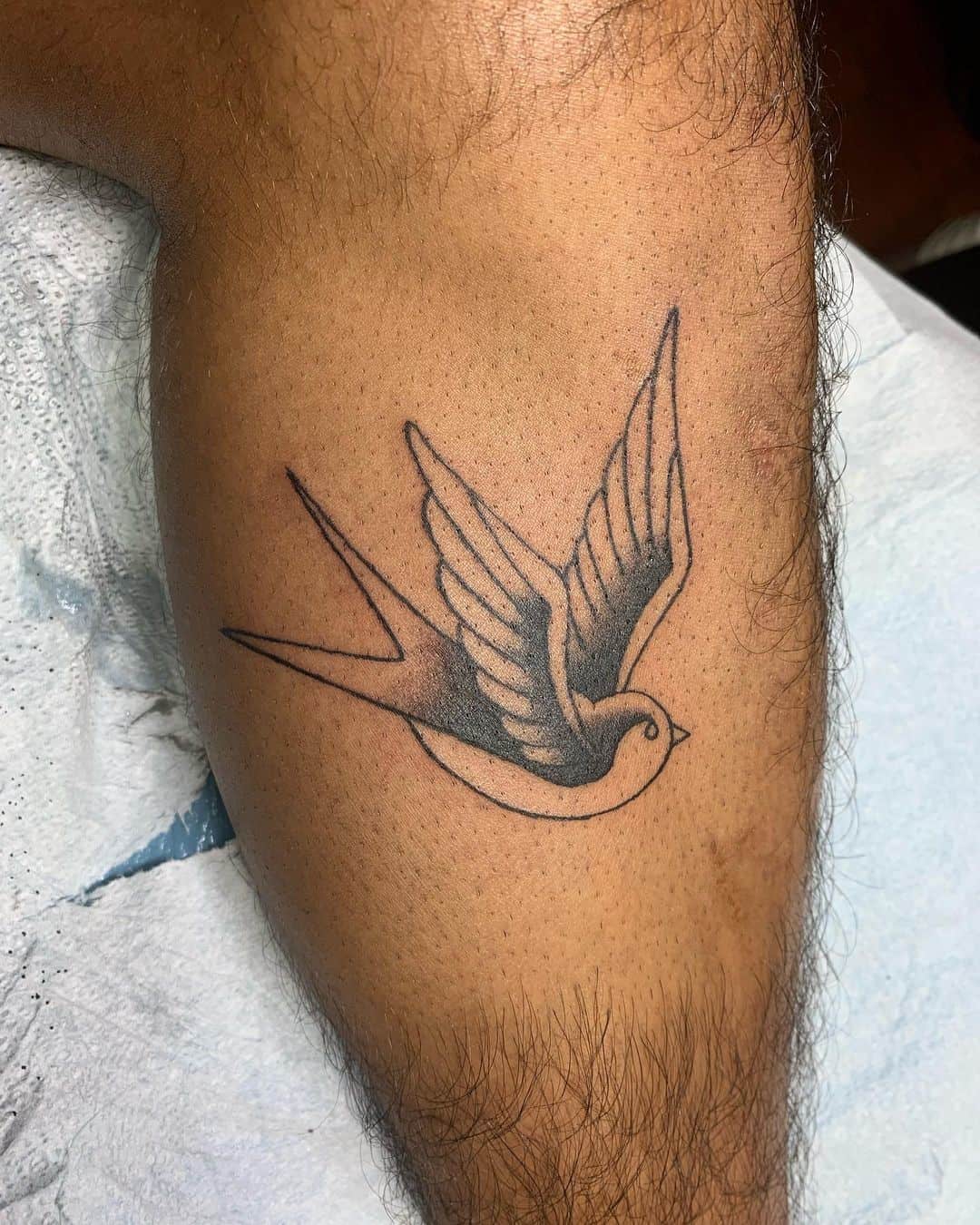 Tatuaje de gorrión en la pierna 