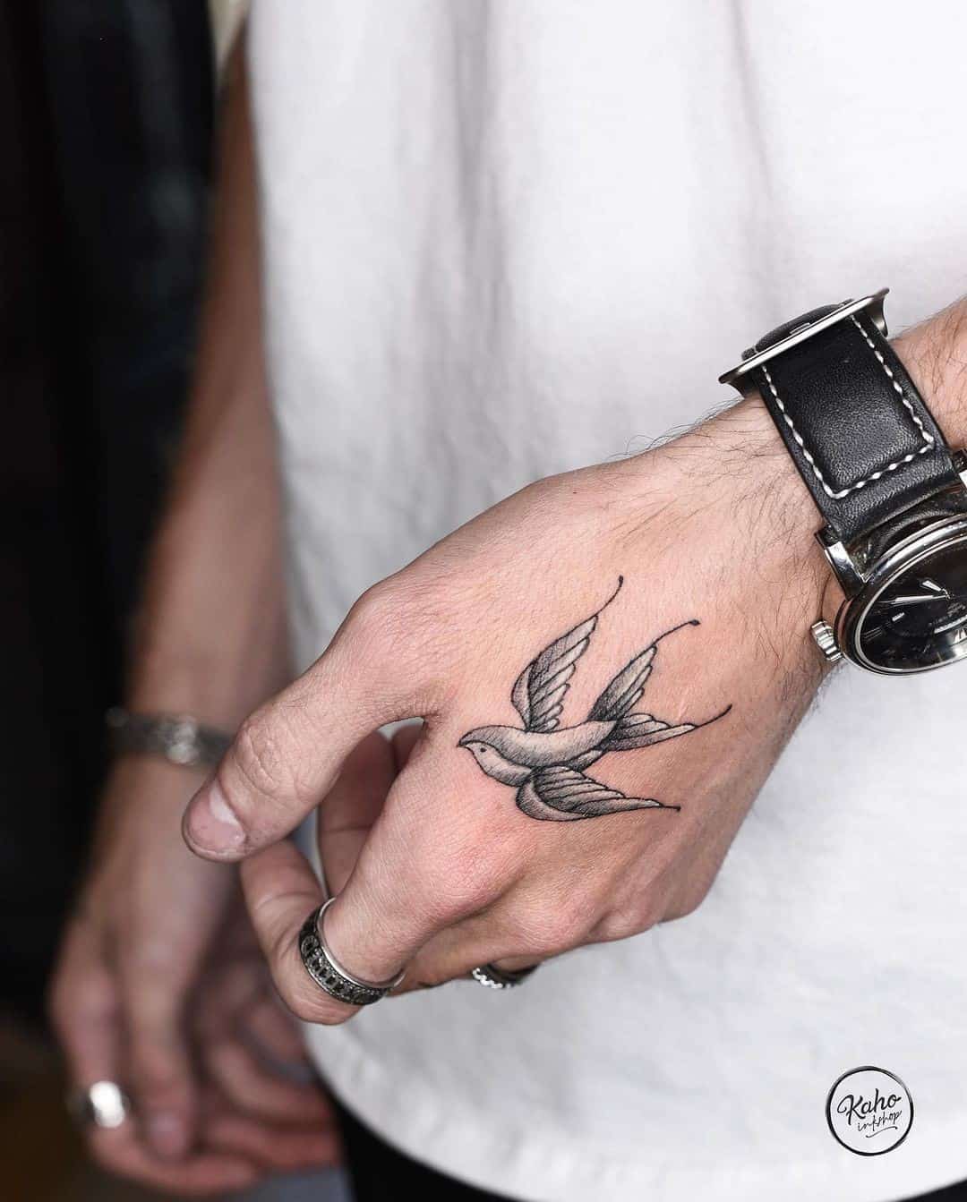 Tatuaje en el brazo, gorrión, tinta negra 