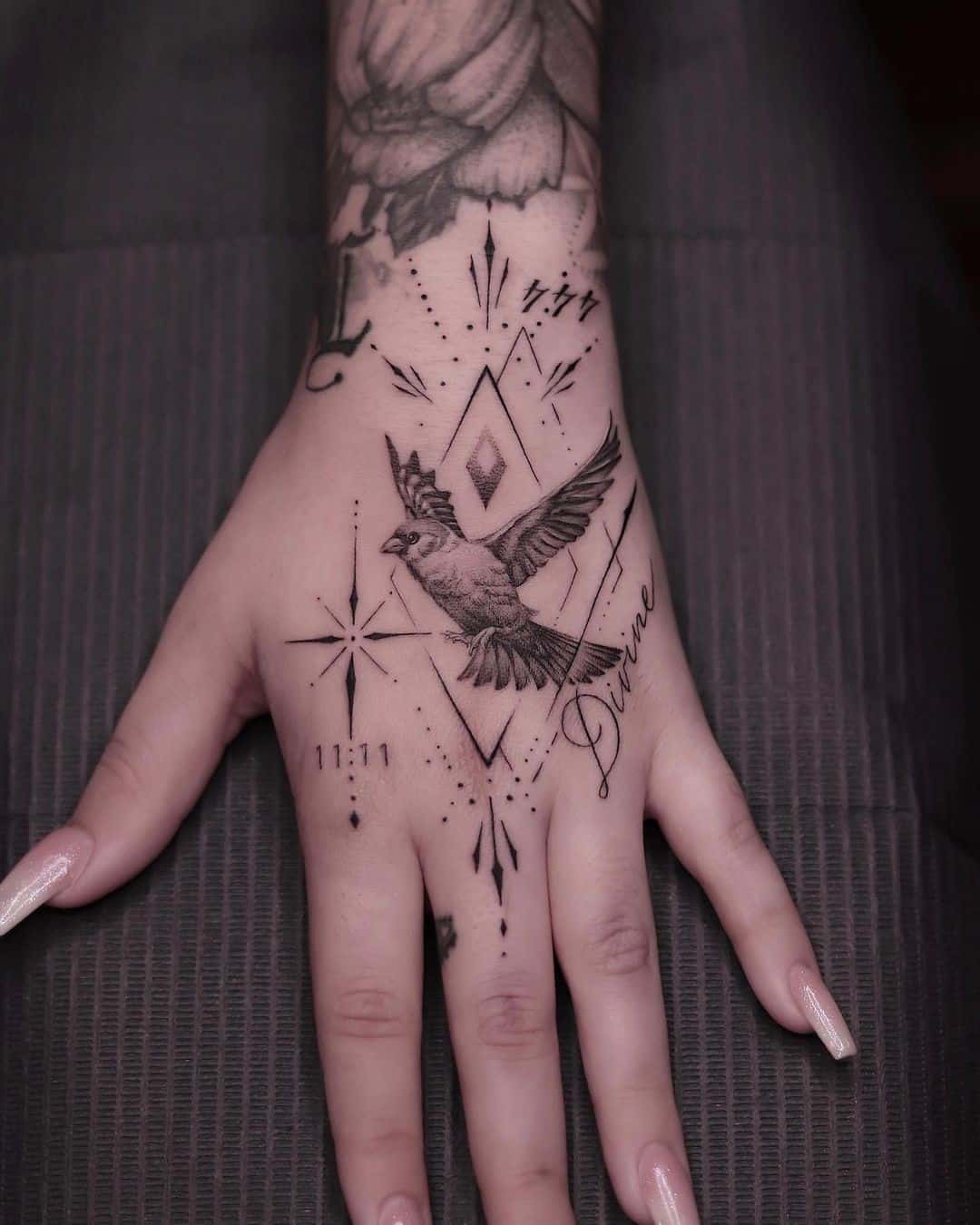 Tatuaje en la mano, gorrión