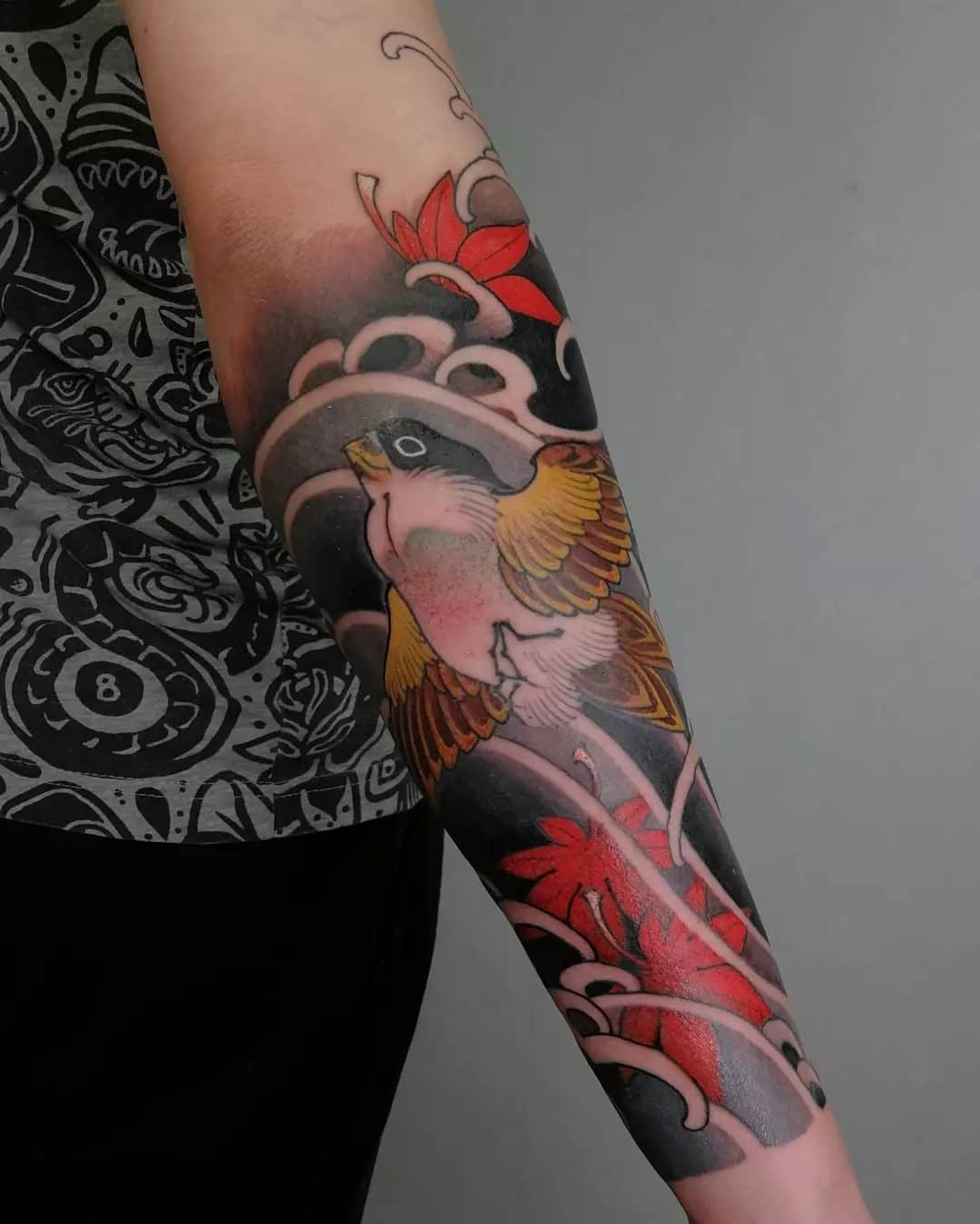 Tatuaje de gorrión colorido en tinta roja
