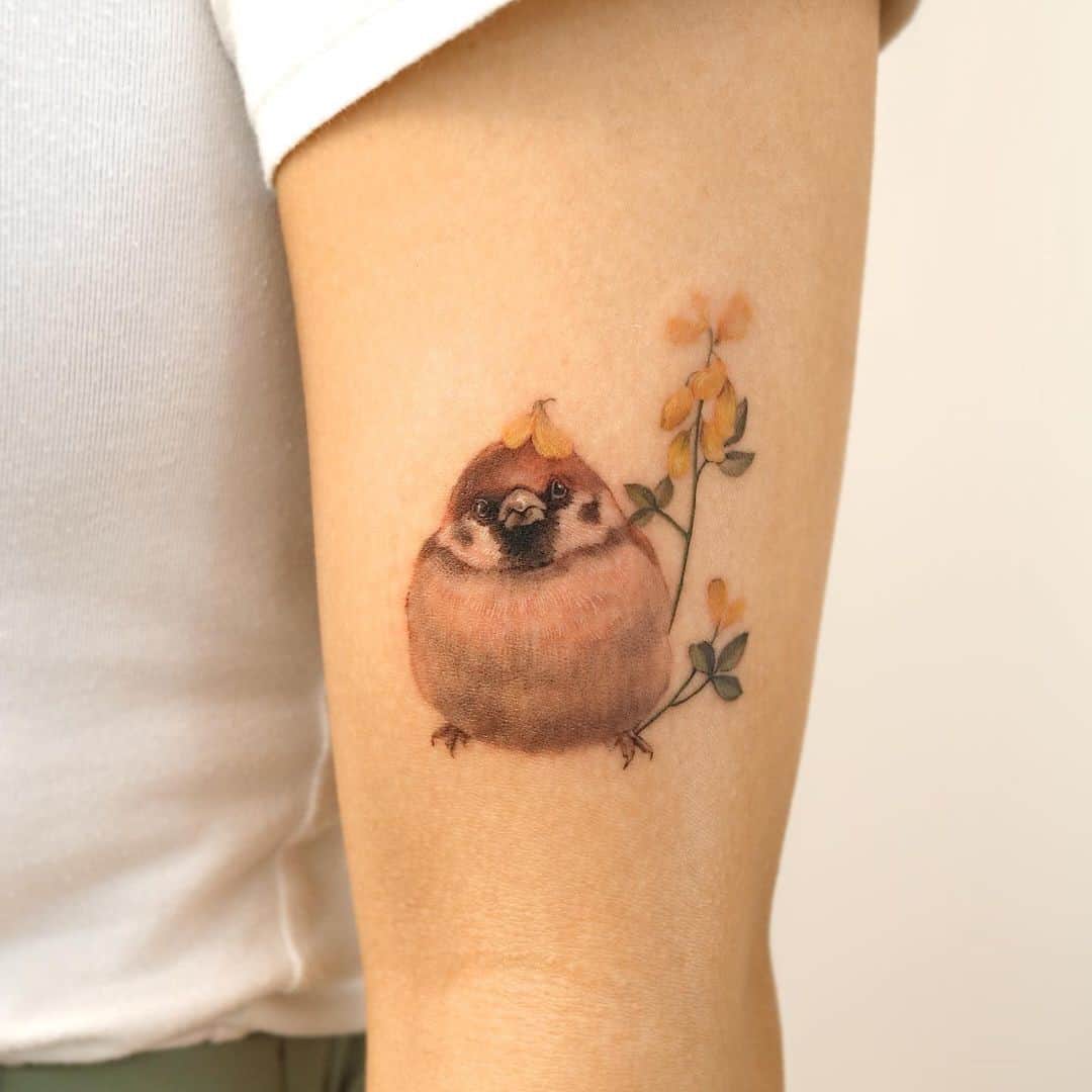 Idea de tatuaje de gorrión pequeño y realista 