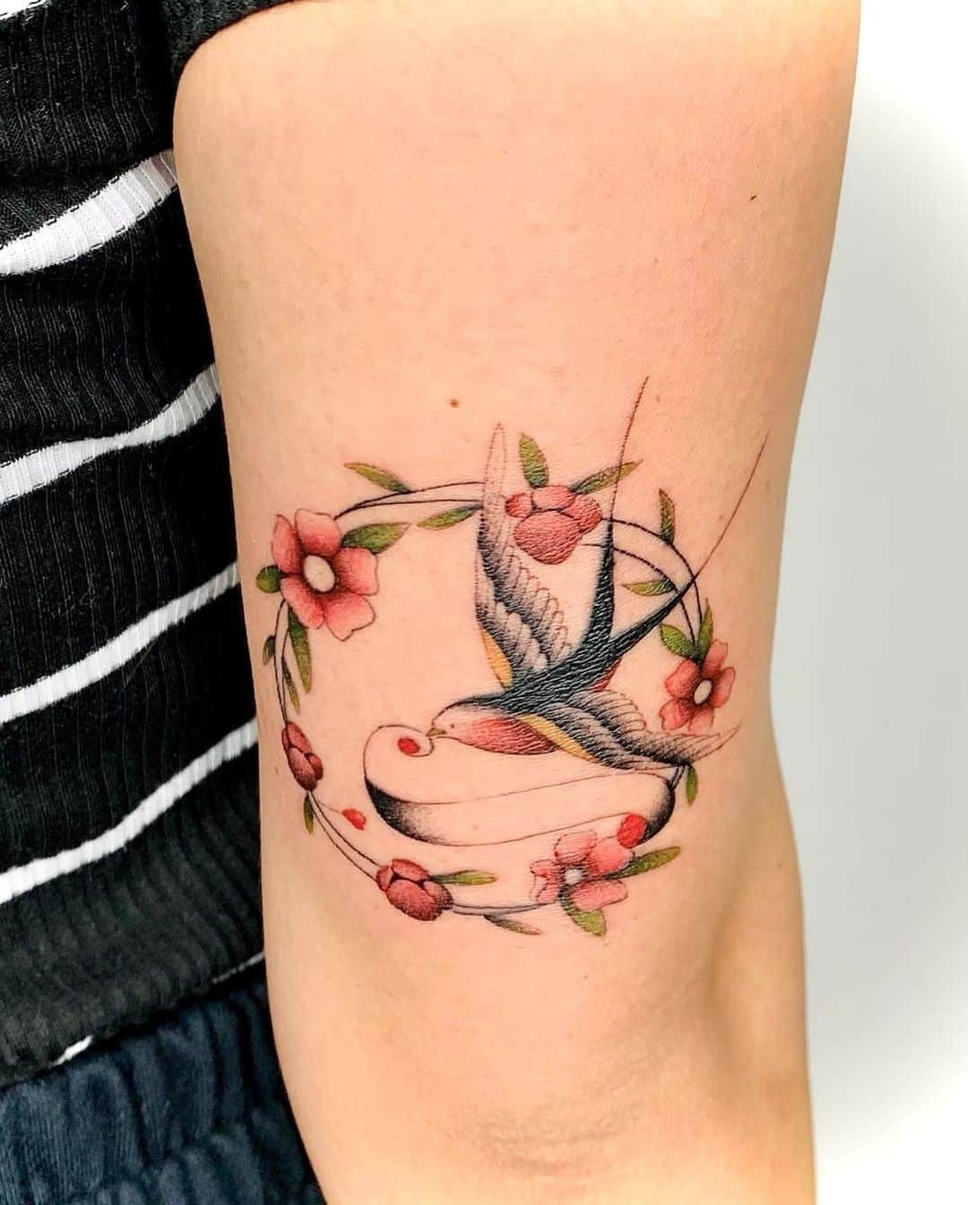 Tatuaje de gorrión delicado y femenino 