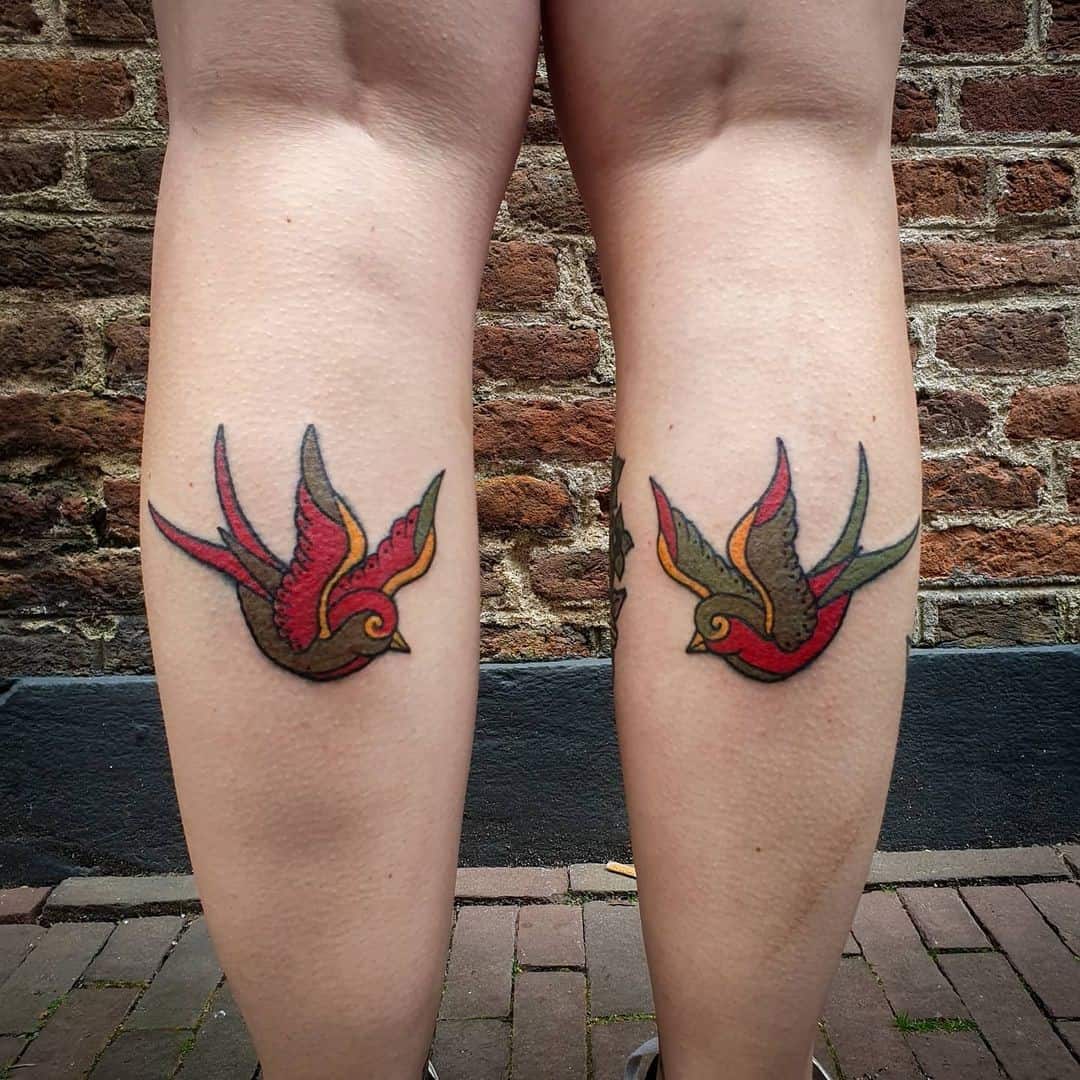 Tatuaje de gorrión de pantorrillas en la pierna 