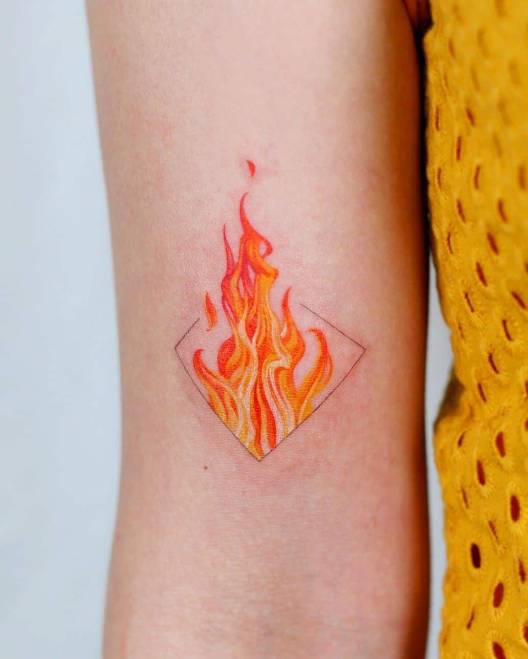 Tatuaje de fuego en tinta roja 