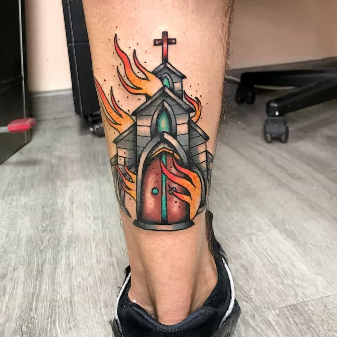 Diseño de iglesia de tatuaje de fuego 