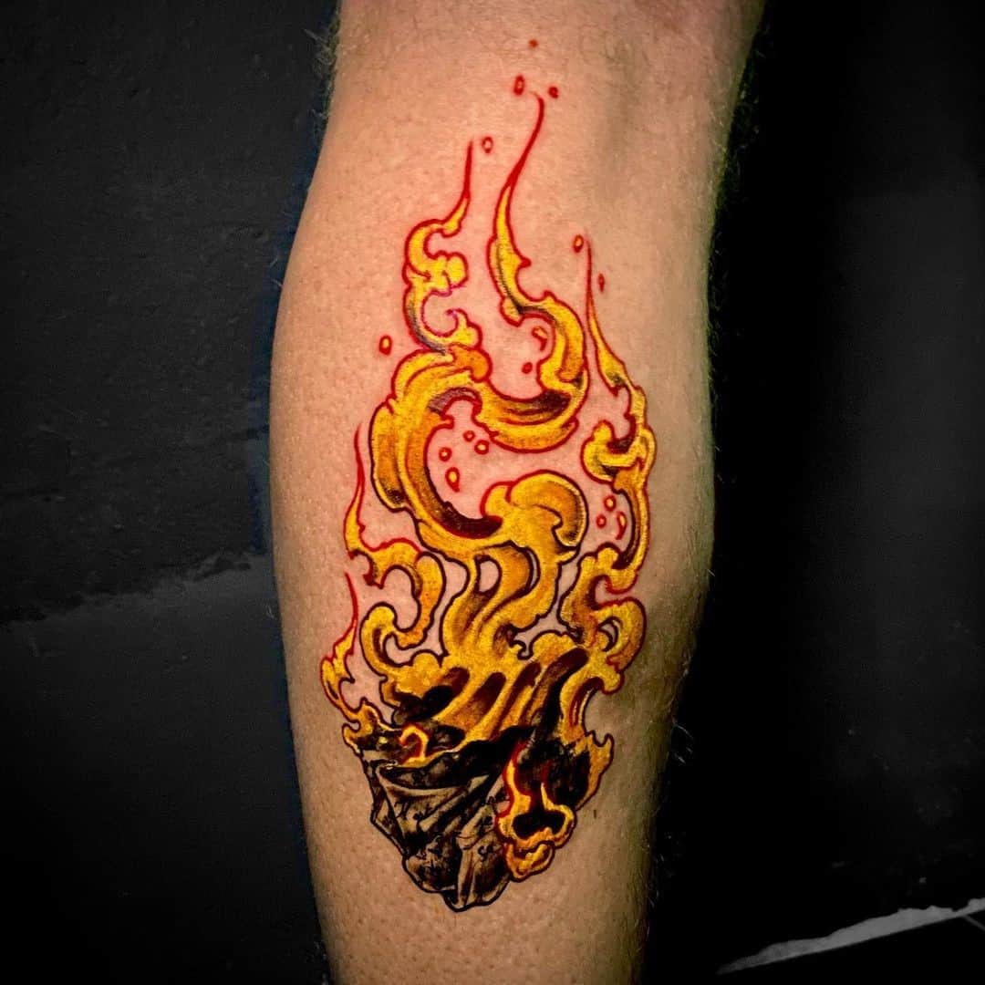 Tinta de tatuaje de fuego dramático 