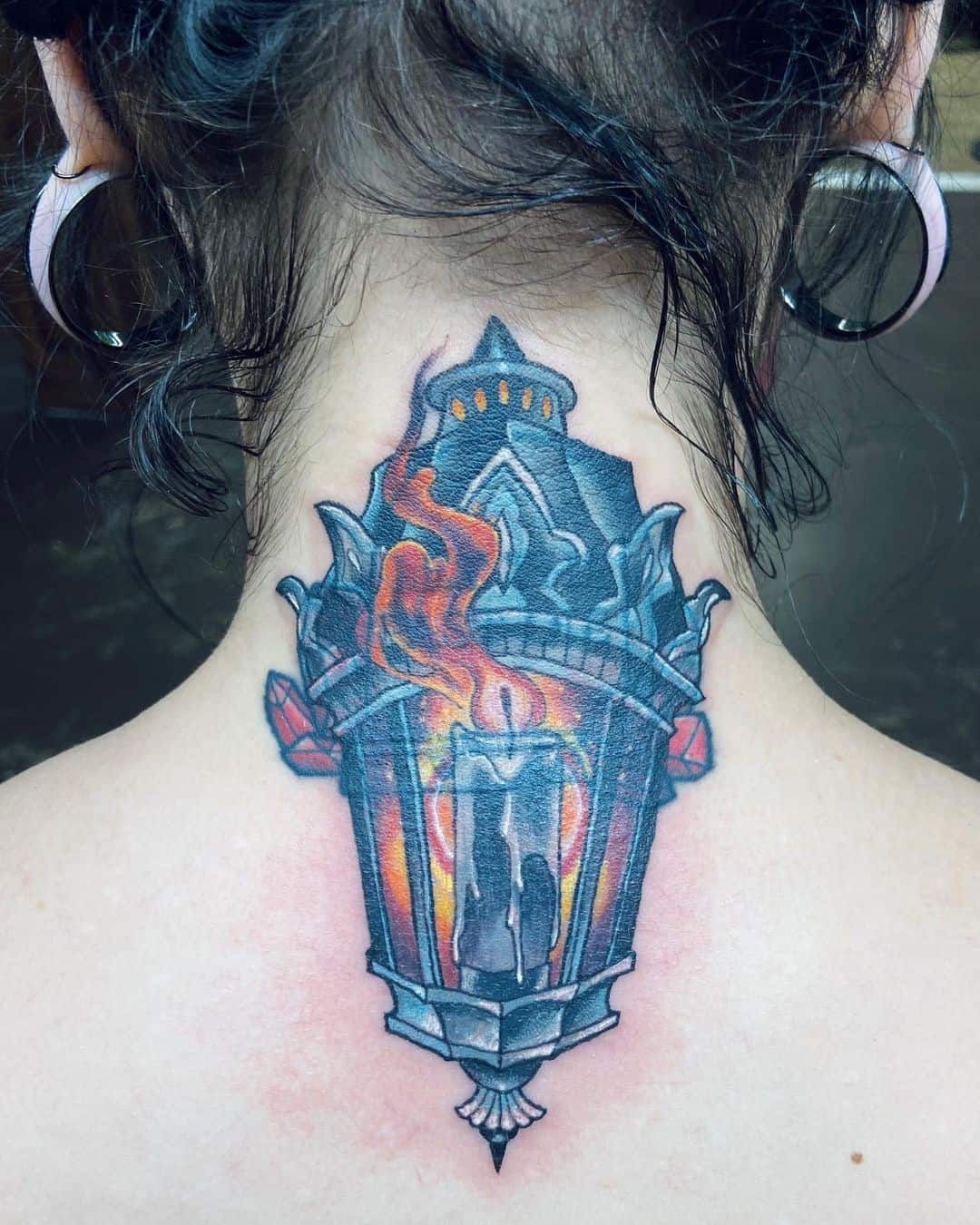 Tinta de tatuaje de fuego en el cuello 