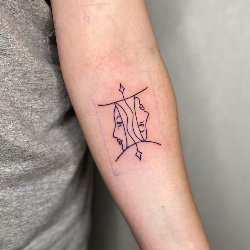 Tatuaje minimalista de Géminis 3