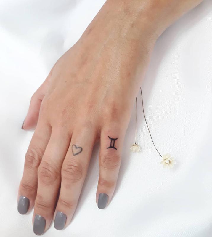 Tatuaje de dedo de Géminis 3