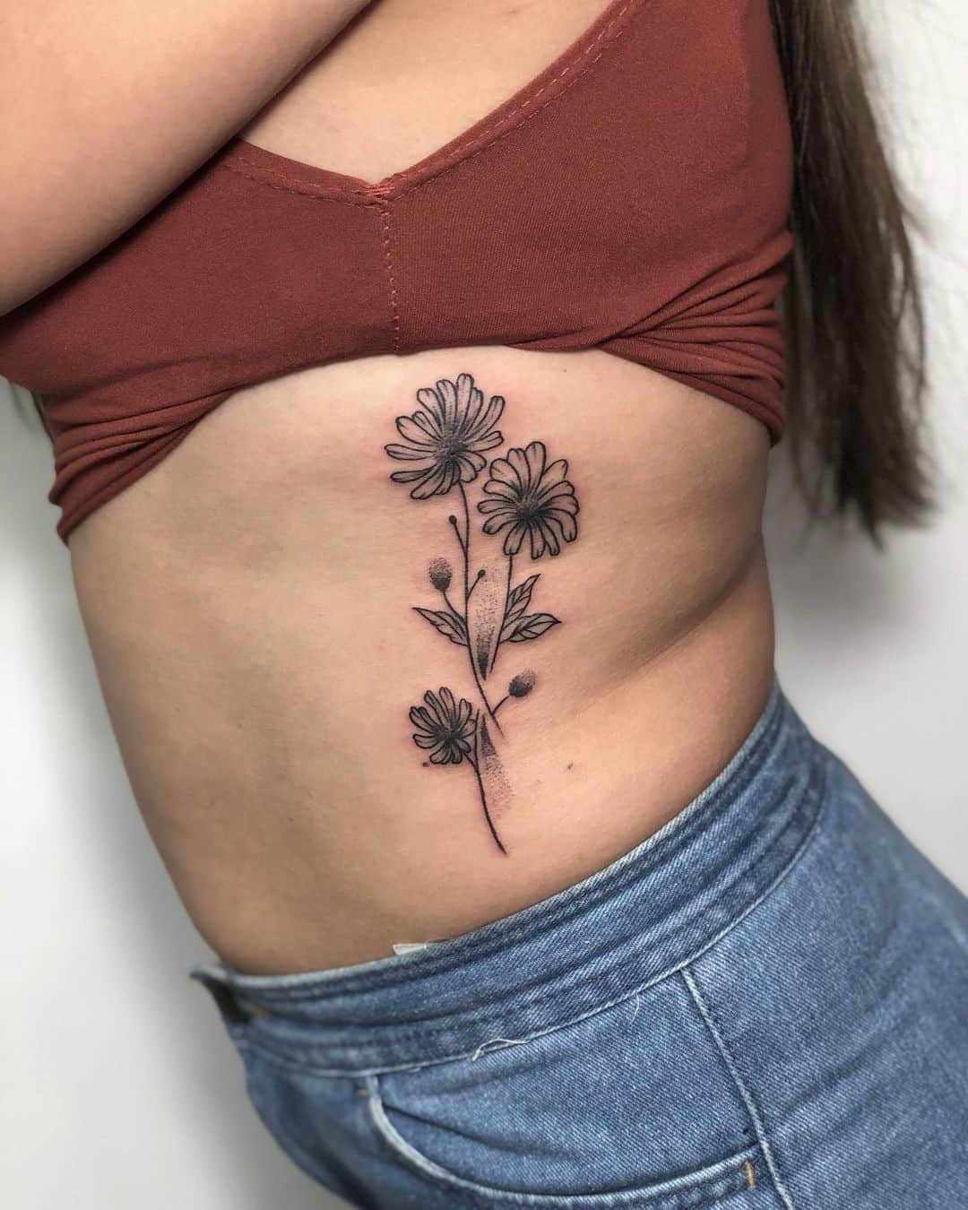 Idea de tatuaje de flor de aster en blanco y negro