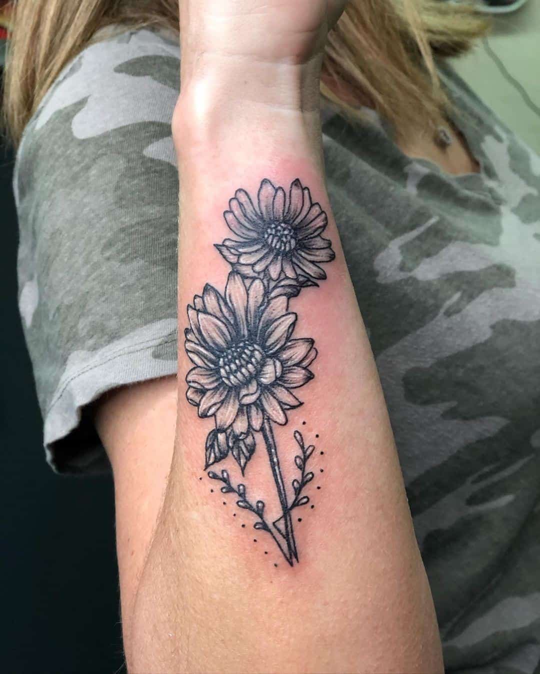 Ideas del tatuaje de la flor del aster del brazo 