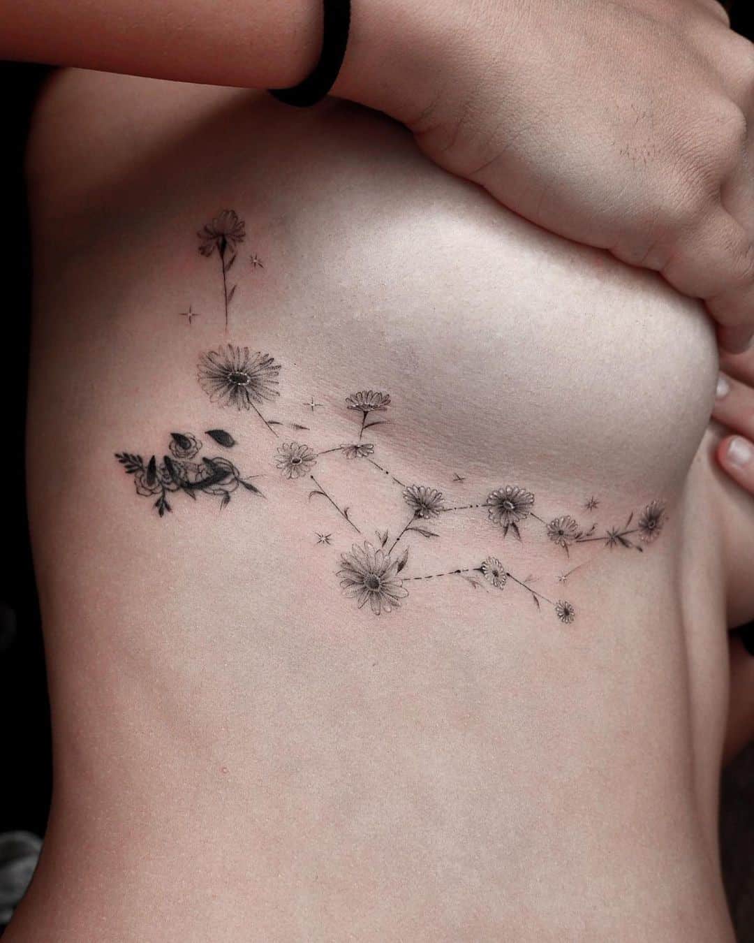 Tatuaje de flor de aster en el pecho lateral 