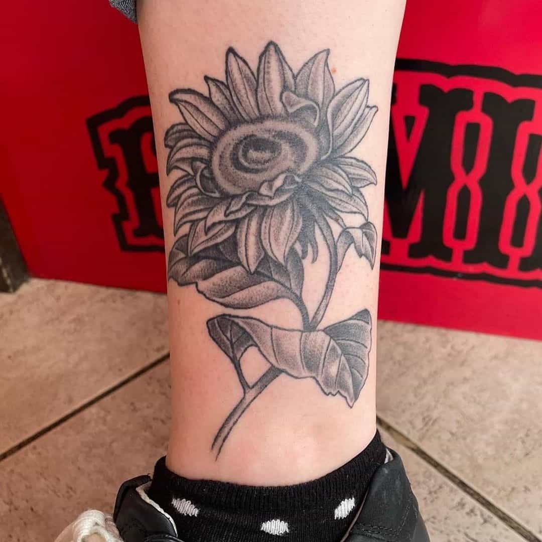 Tatuaje de flor de aster de tobillo negro 