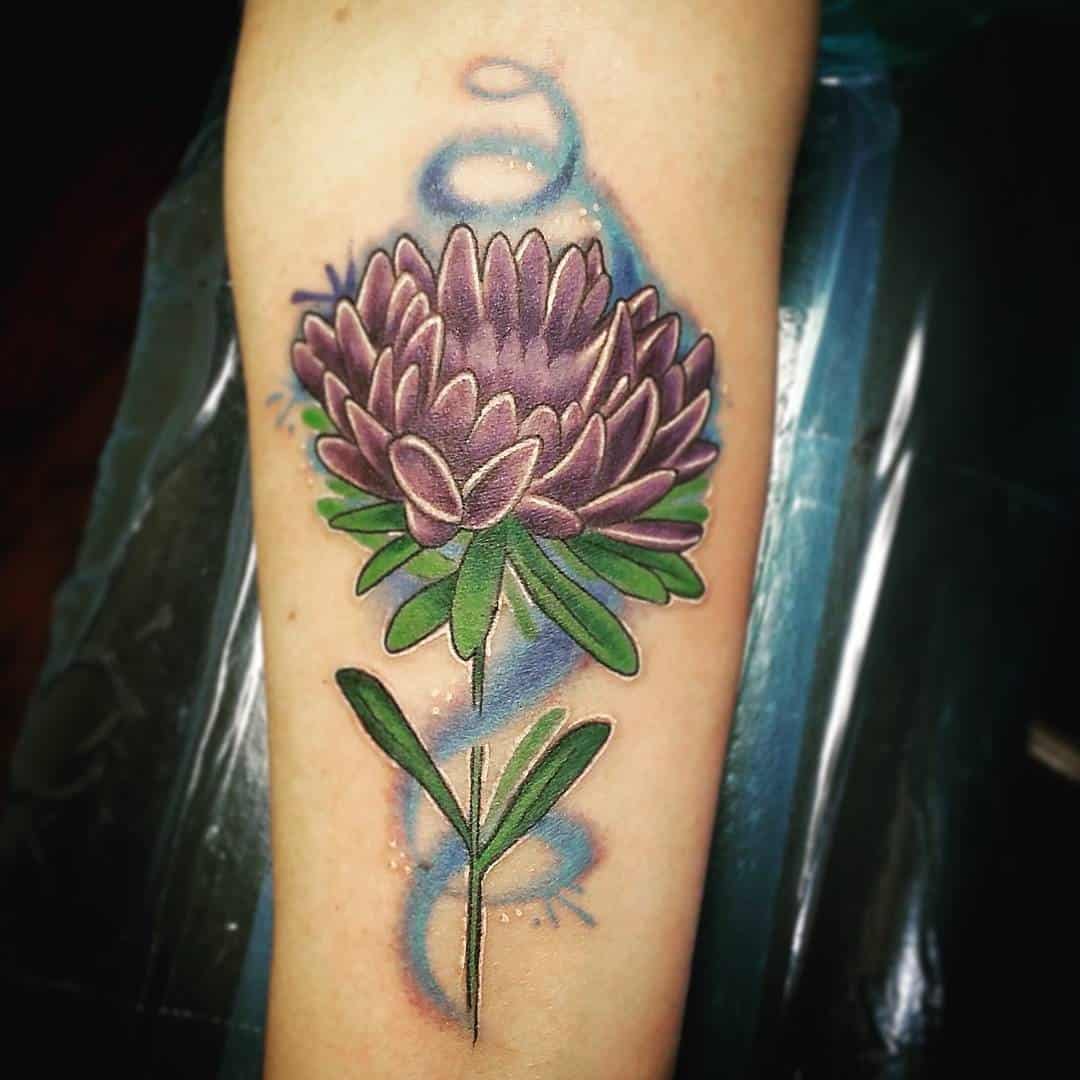 Tatuaje de flor de aster de color púrpura 