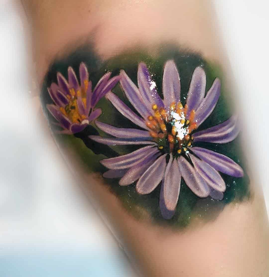 Gran tatuaje de flor de aster púrpura y brillante 