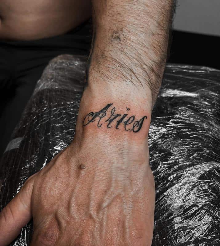 El tatuaje de letras Aries 1