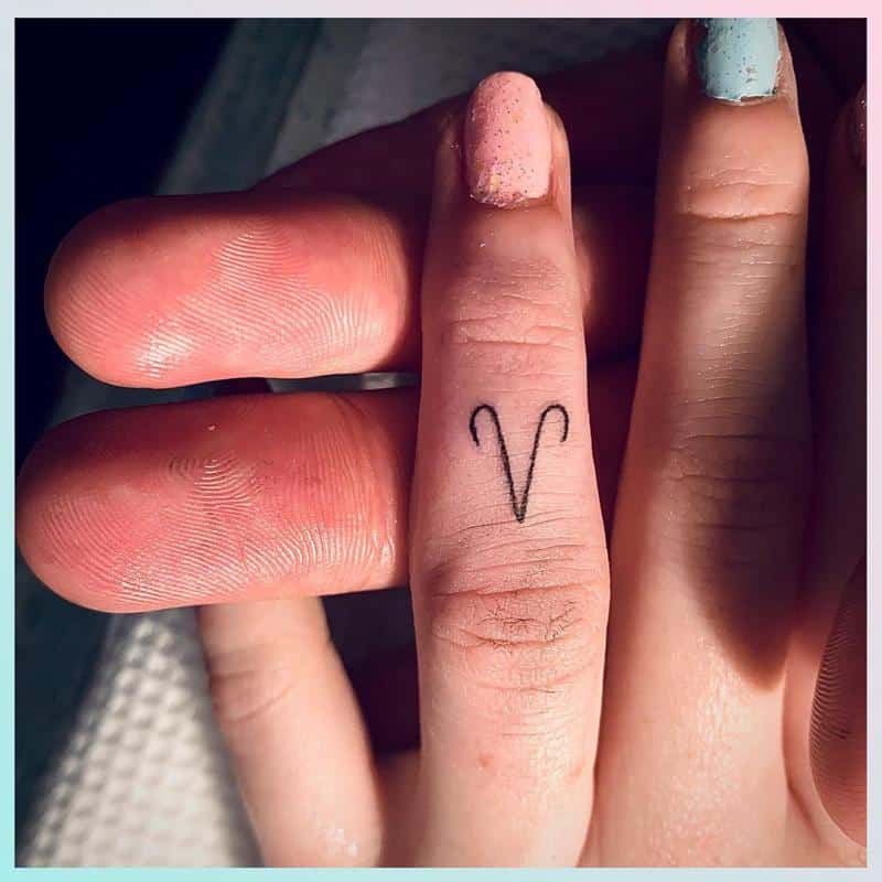 Tatuaje en el dedo de Aries