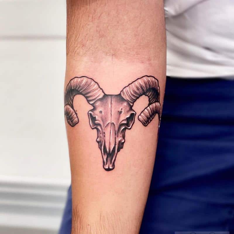 Tatuaje en el antebrazo de Aries 2