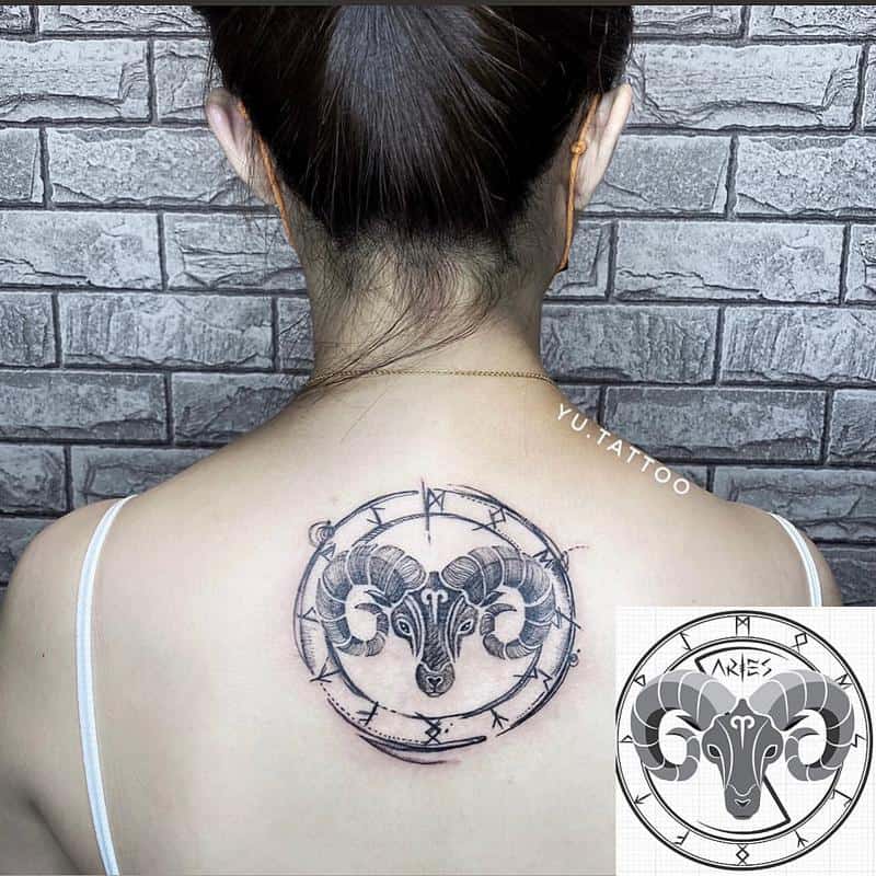 Tatuaje de Aries en la parte superior de la nuca 1