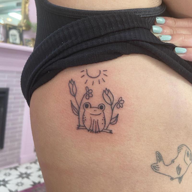 Tatuaje de rana garabato minimalista