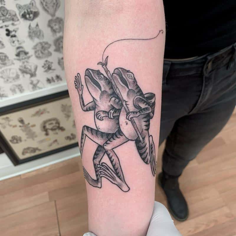 Tatuaje de dos ranas retozando