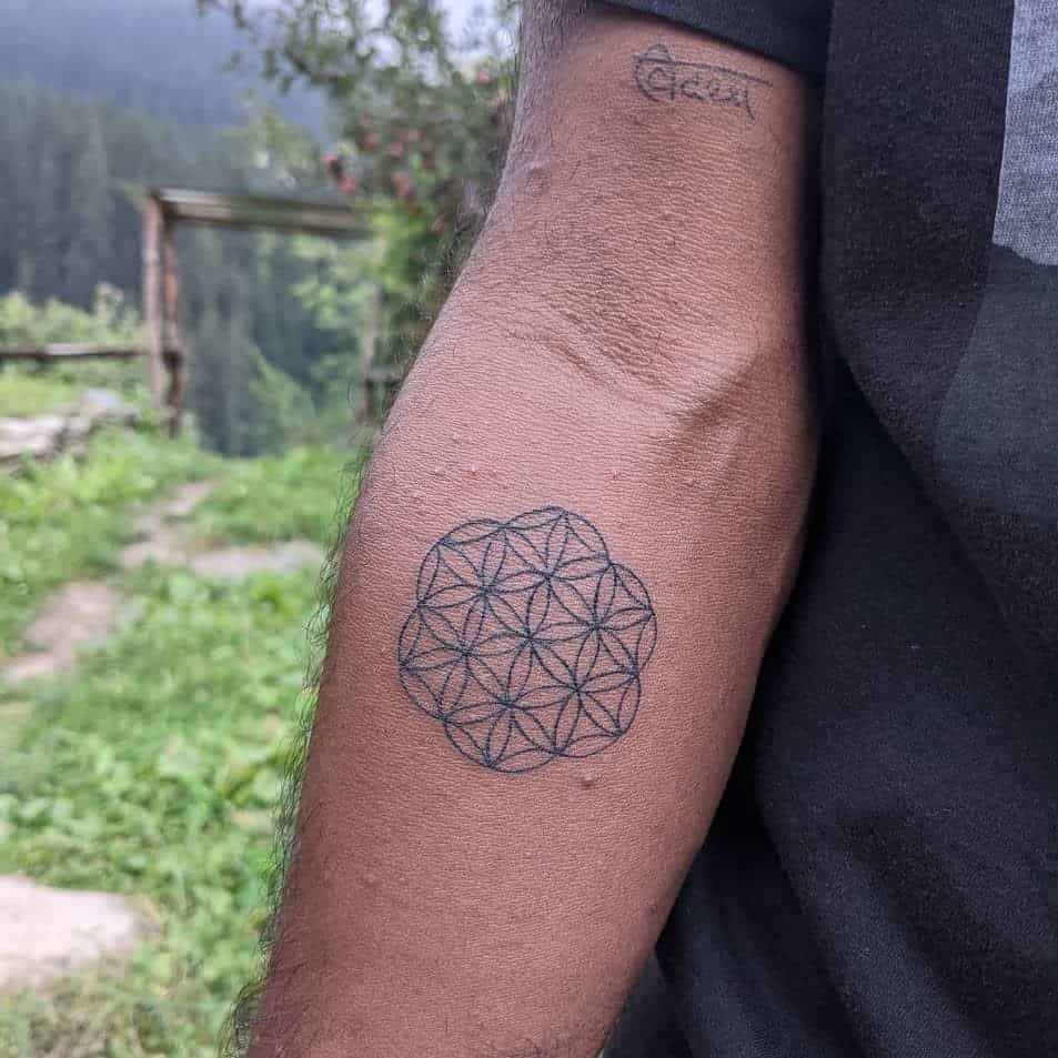 Flor de la vida tatuaje antebrazo tinta negra 