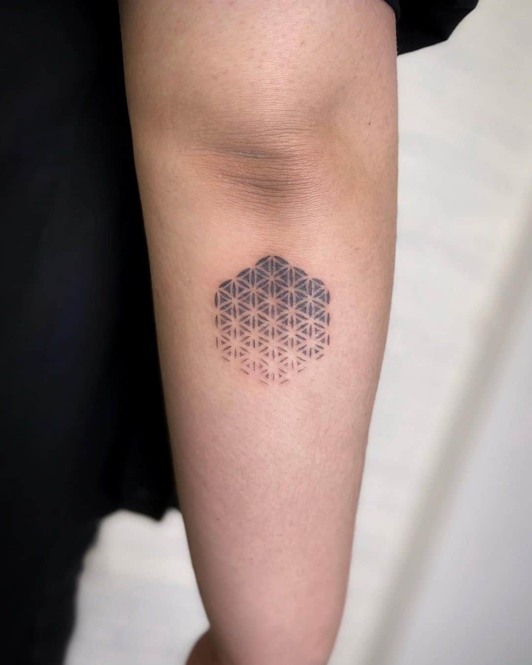 Pequeño tatuaje detallado de la flor de la vida 