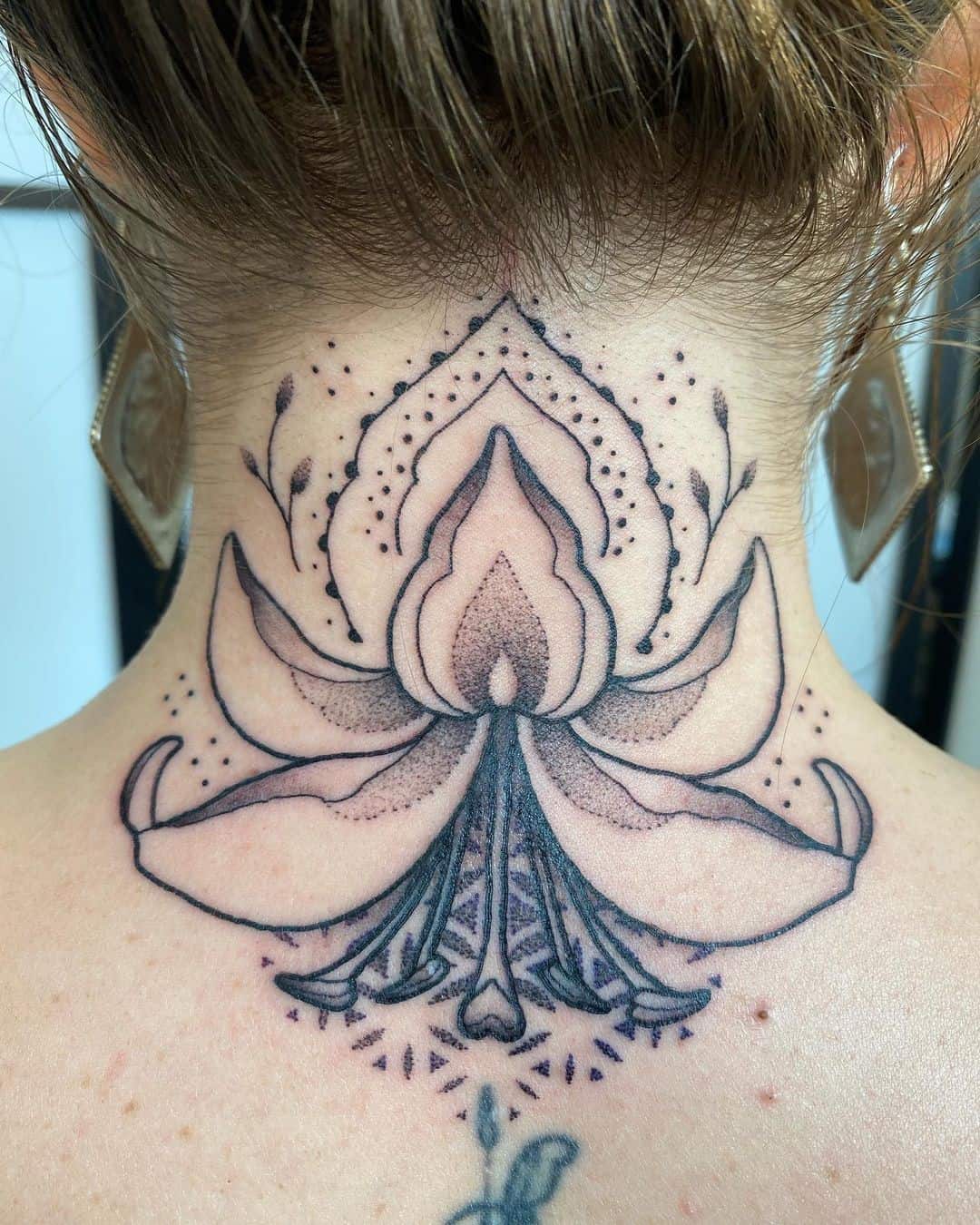 Tatuaje en el cuello, flor de la vida para mujer. 