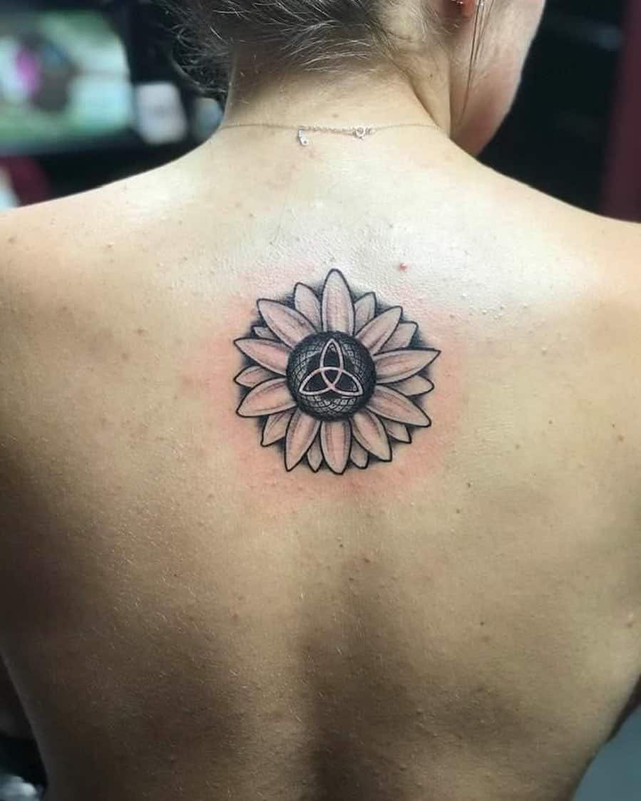 diseño de tatuaje de flores en la espalda de las mujeres