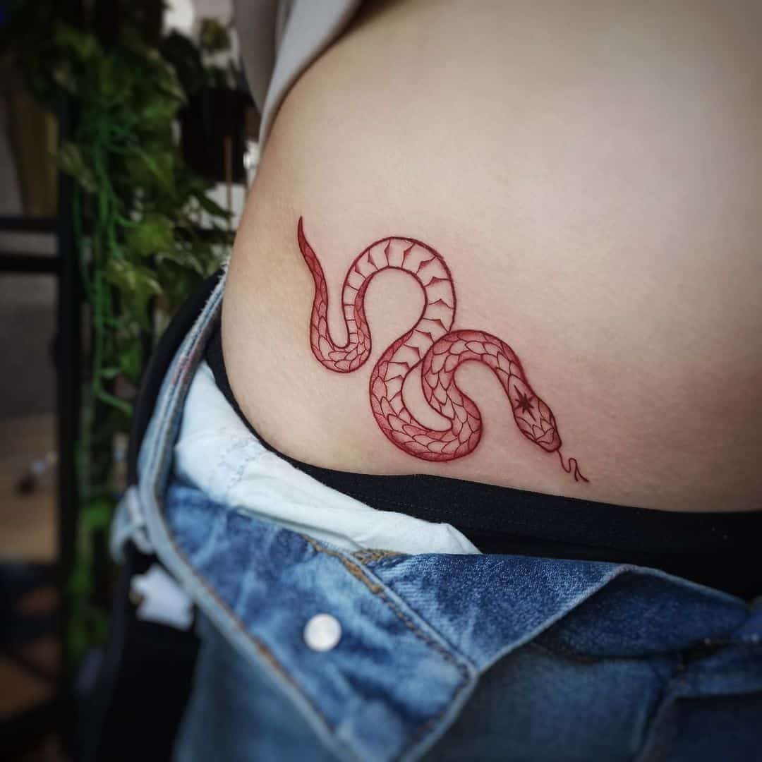 serpiente roja tatuaje mujer cadera