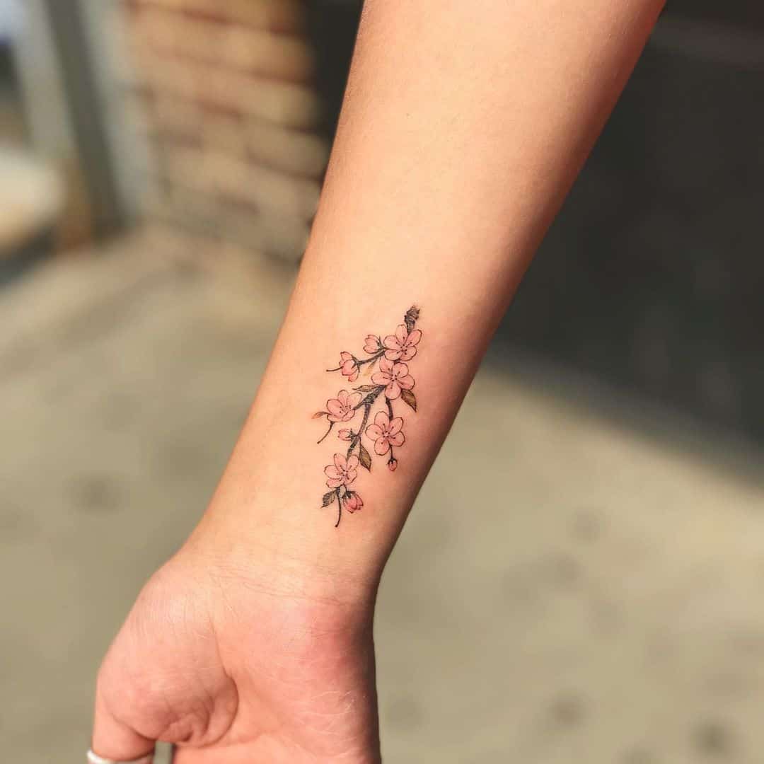 tatuaje de flor en la muñeca de las mujeres