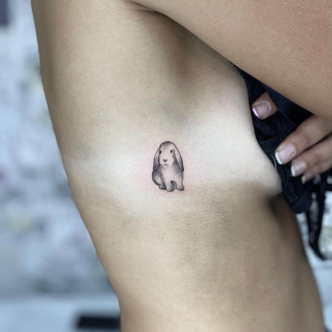 conejo Pecho Pecho tatuaje mujer